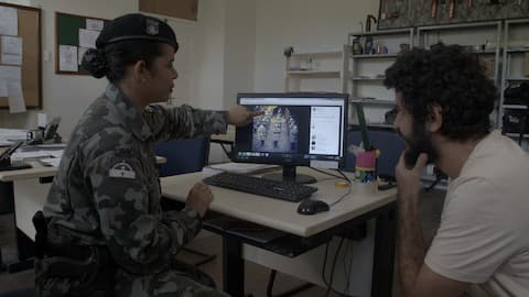 Still do filme Por trás da linha de escudos